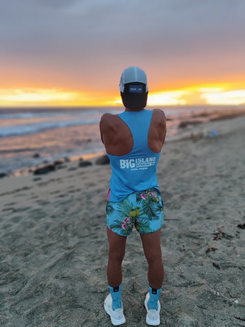 Ronny schaut auf Big Island auf den Pazifik